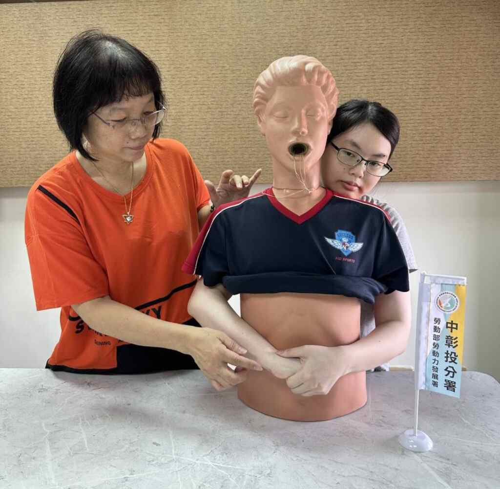 ▲照顧服務員訓練內容-急救概念-異物哽塞處。(中彰投分署提供)