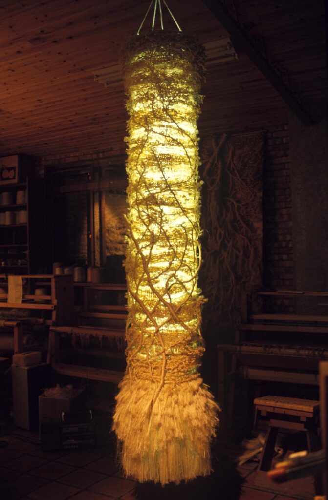 陳景林編織作品：〈光之雕〉。1993作，於1994年獲文建會第三屆民族工藝獎編織類二等獎，於2000年獲台中縣立文化中心典藏。（圖/工藝中心提供）