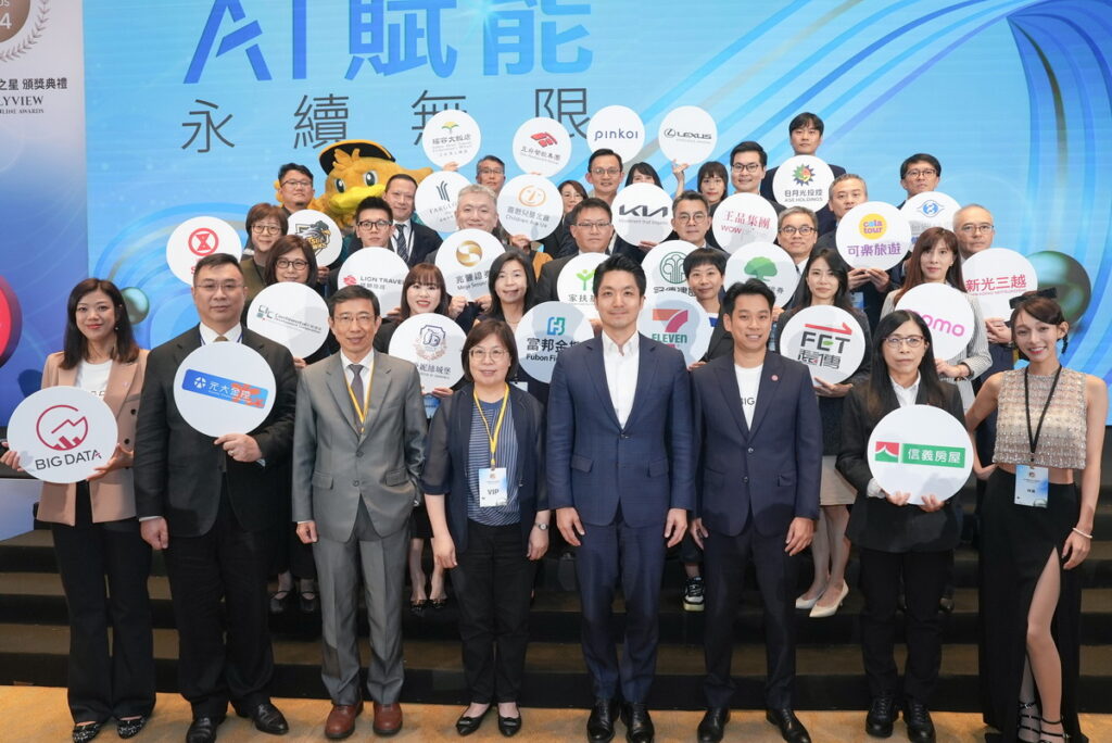 《2024網路口碑之星》頒獎典禮大合照，(左一)蔣志薇、(左三)陳家麟、(左四)陳素蘭、(右四)蔣萬安、(右三)金志丞、(右一)林襄。