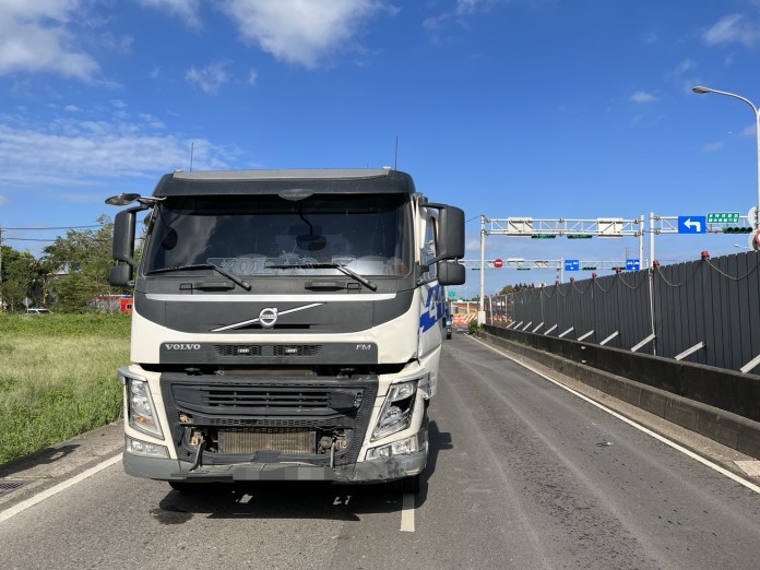 【有片】疑闖紅燈釀禍!轎車慘遭砂石車猛撞 驚險畫面曝光 23 S 68509955 0