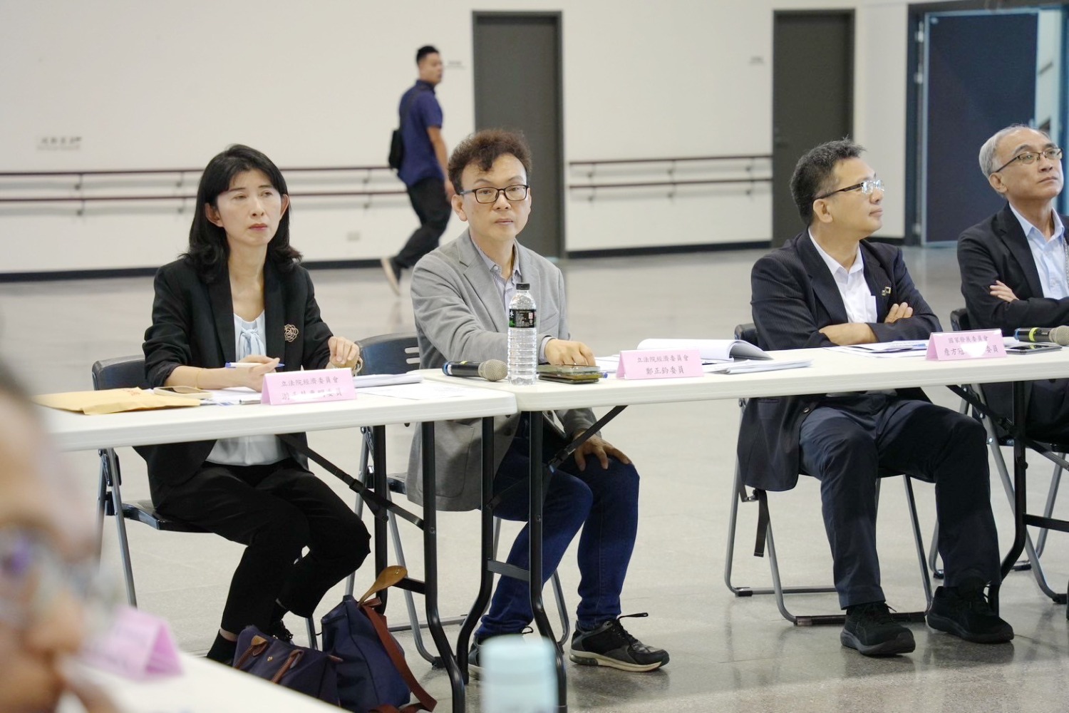 鄭正鈐在會中要求國科會,盡速爭取行政院核定,打通跨頭前溪替代道路停滯的環節。(圖/鄭正鈐國會辦公室)