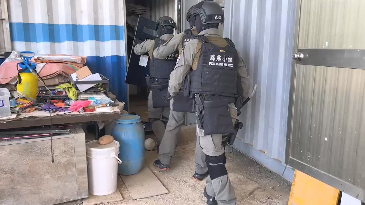 警方對吳男據點鐵皮工廠攻堅。(記者徐煜勝翻攝)