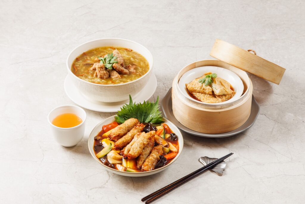 一植肉與蔬食餐廳共同推出「植物魚」為核心的素食海鮮。包含了經典的土托魚羹、酥脆的天鮮腐竹捲,以及帶有韓式酸甜口感的溜溜糖醋魚,為素食者打造了海鮮料理的新選擇。(圖/QuickseeK輿情數據資料庫提供)