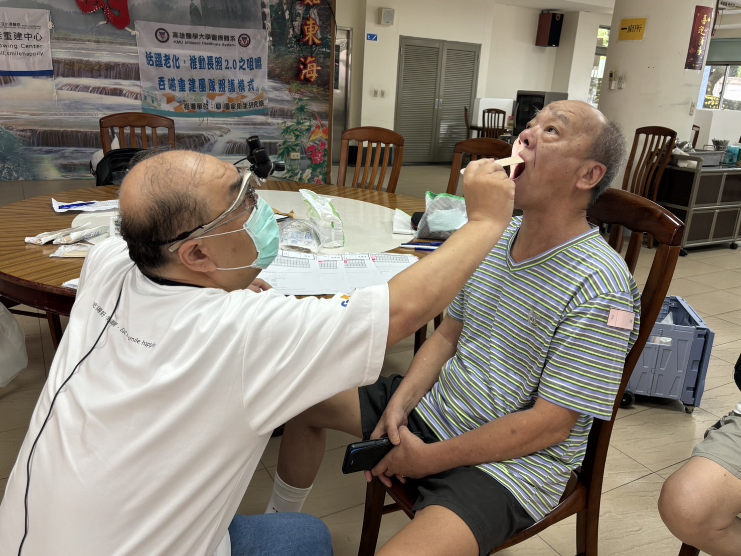 ▲彰化榮家攜手高雄市立小港醫院暨敏惠醫護管理專科學校，共同推動長輩口腔保健計畫，關注長者全方位健康。（記者張溎壕攝）