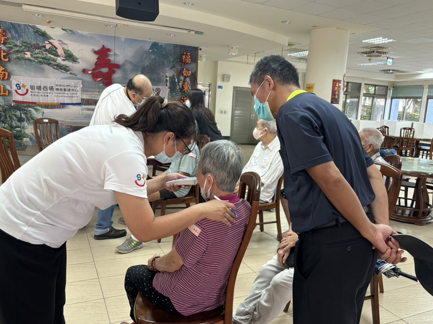 ▲彰化榮家攜手高雄市立小港醫院暨敏惠醫護管理專科學校，共同推動長輩口腔保健計畫，關注長者全方位健康。（記者張溎壕攝）