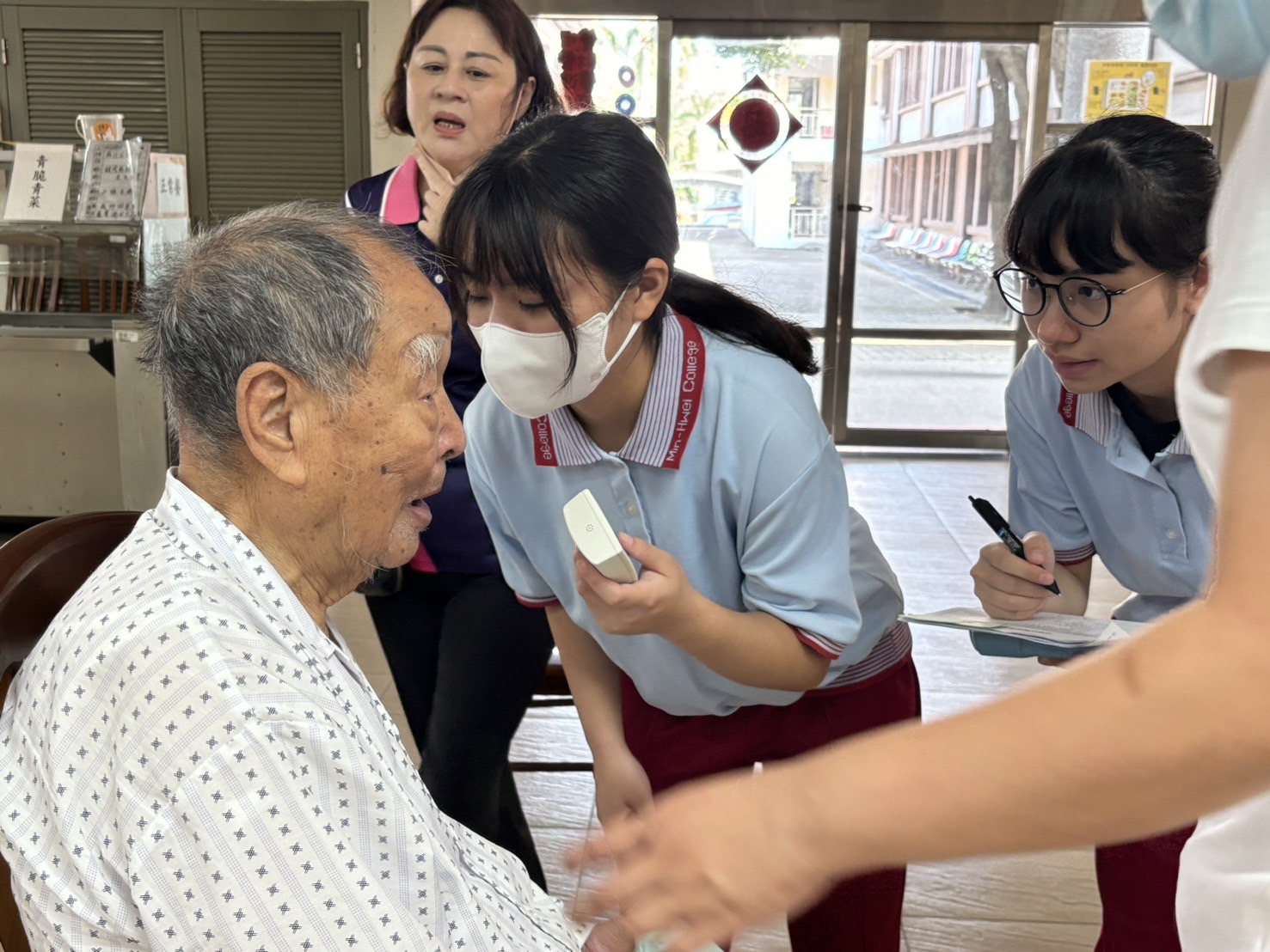 ▲彰化榮家攜手高雄市立小港醫院暨敏惠醫護管理專科學校，共同推動長輩口腔保健計畫，關注長者全方位健康。（記者張溎壕攝）