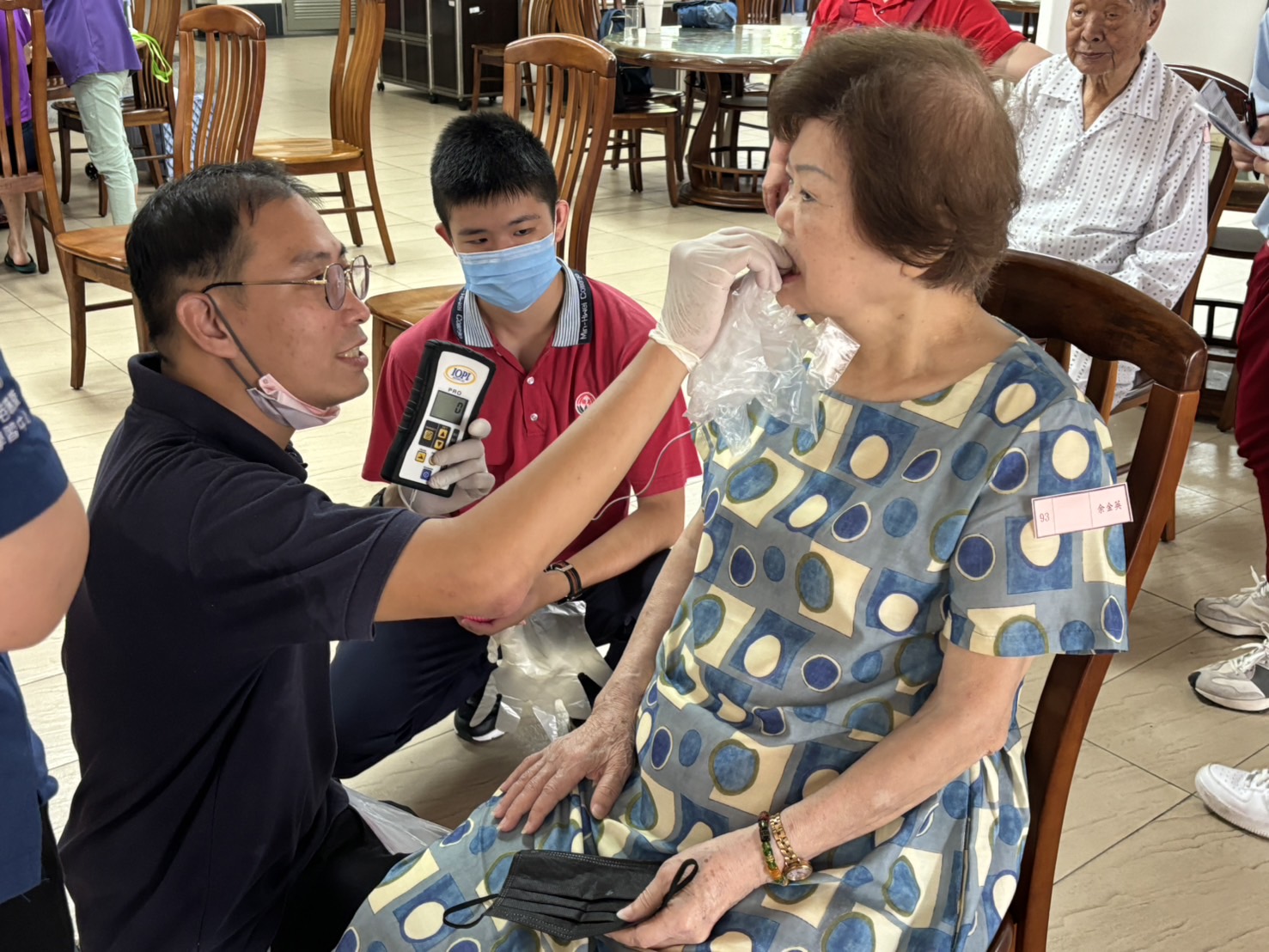 ▲彰化榮家攜手高雄市立小港醫院暨敏惠醫護管理專科學校，共同推動長輩口腔保健計畫，關注長者全方位健康。（記者張溎壕攝）