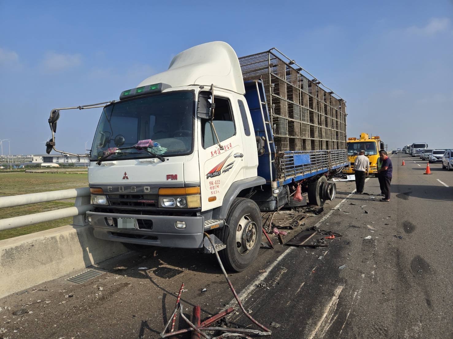 ▲台61線西濱快速公路南下186公里處，發生一起載雞的大貨車與載牛奶槽車追撞交通事故，2車均為空車，牛奶槽車車頭受損嚴重，零件四散。（消防局提供）