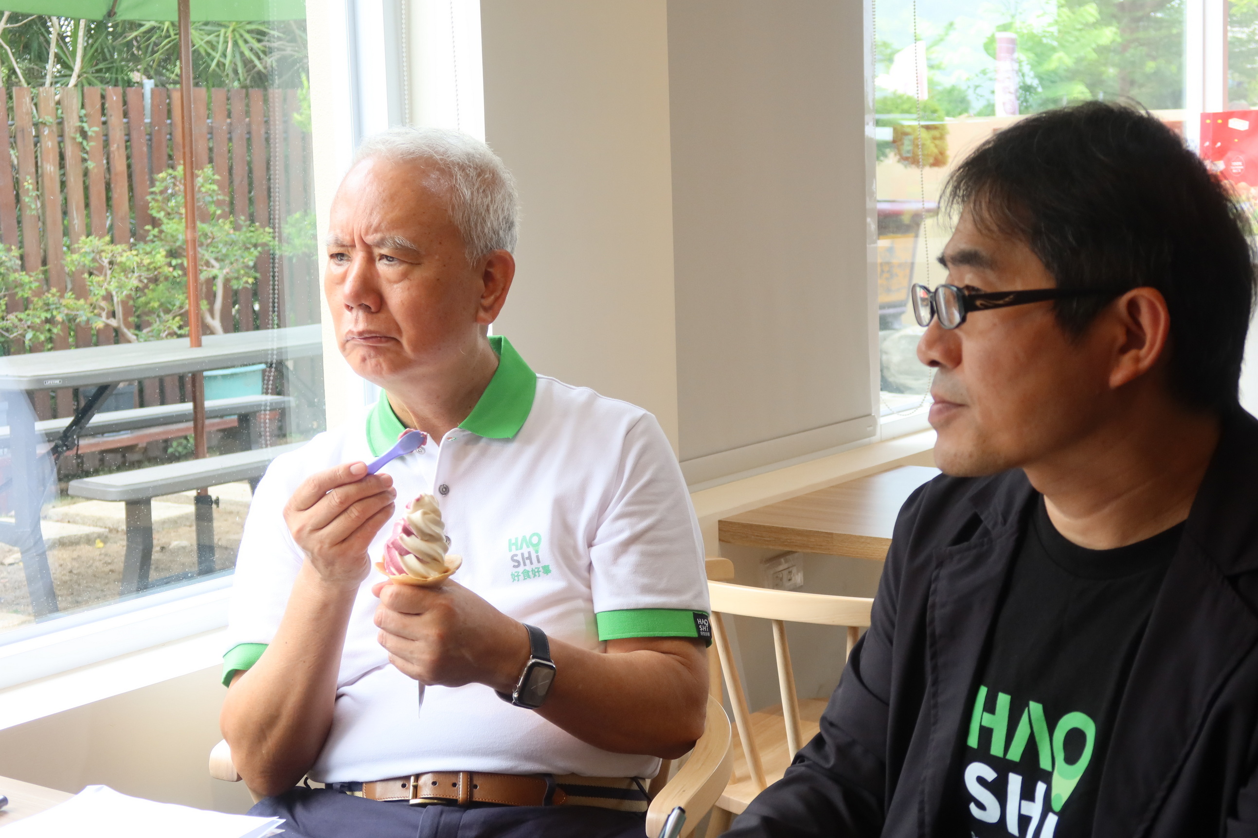 ▲好食好事基金會捐助人魏應充走訪位於田尾鄉的「拾捲」，深入了解創業進展與需求，幫助更多青年農民實現創業夢想。（記者張溎壕攝）
