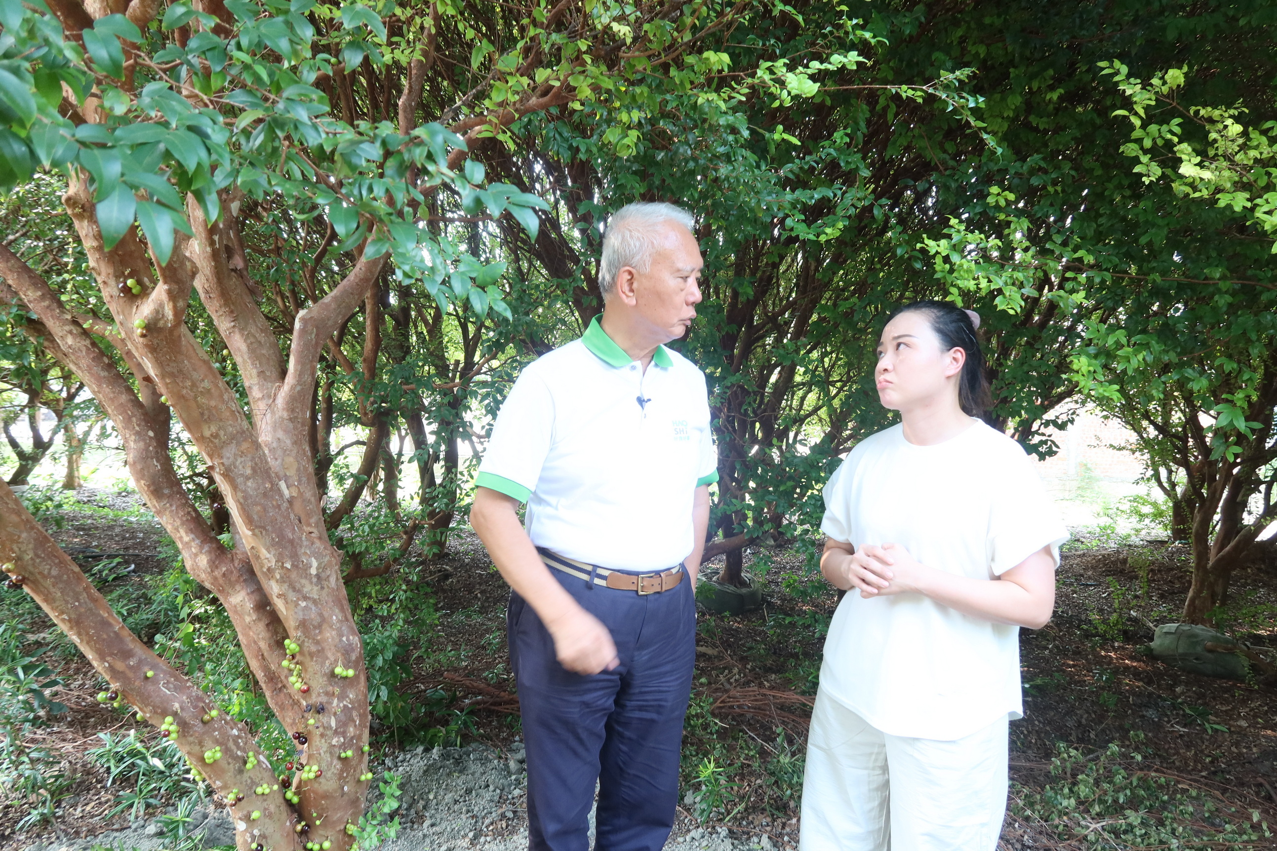 ▲好食好事基金會捐助人魏應充走訪位於田尾鄉的「拾捲」，深入了解創業進展與需求，幫助更多青年農民實現創業夢想。（記者張溎壕攝）