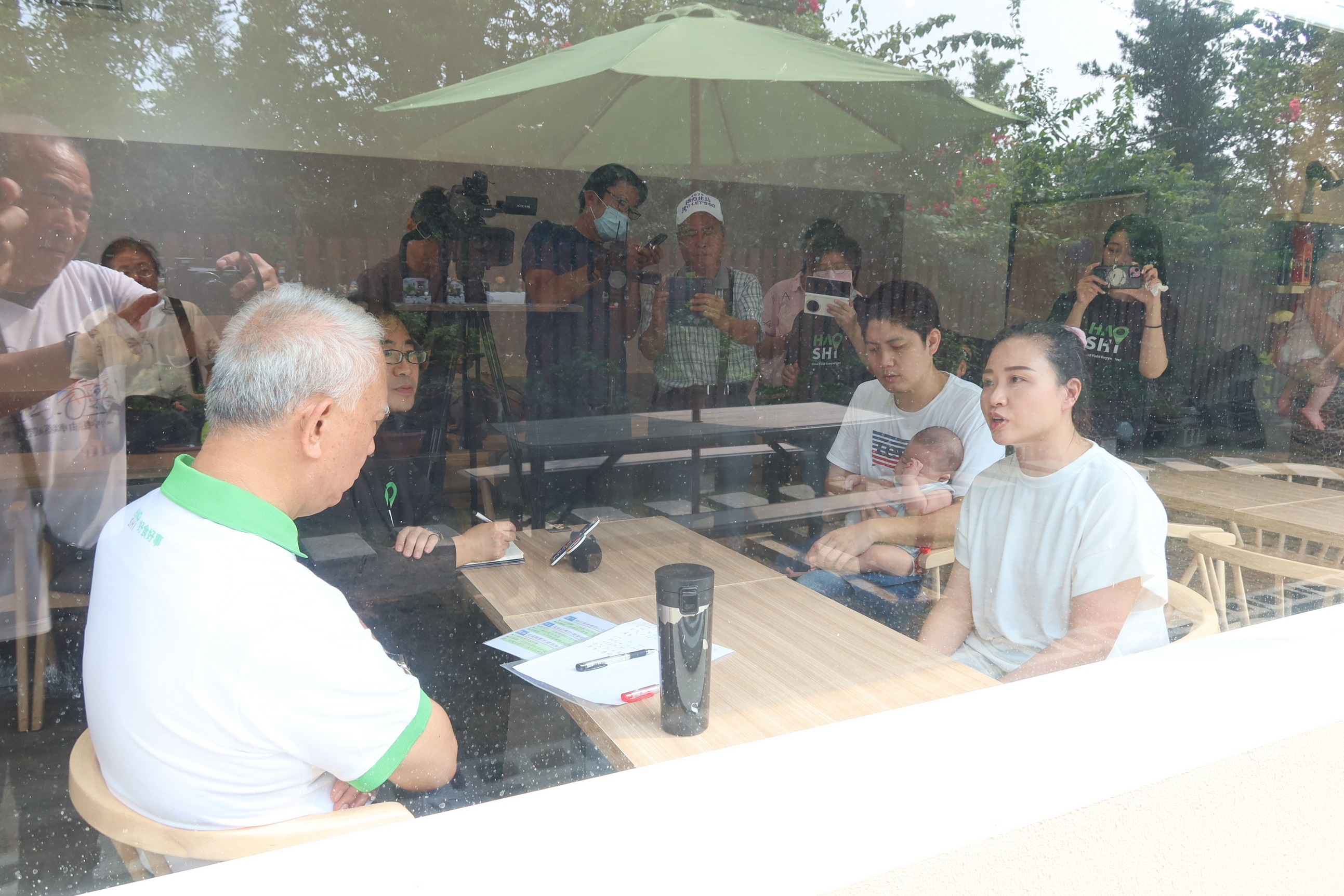 ▲好食好事基金會捐助人魏應充走訪位於田尾鄉的「拾捲」，深入了解創業進展與需求，幫助更多青年農民實現創業夢想。（記者張溎壕攝）