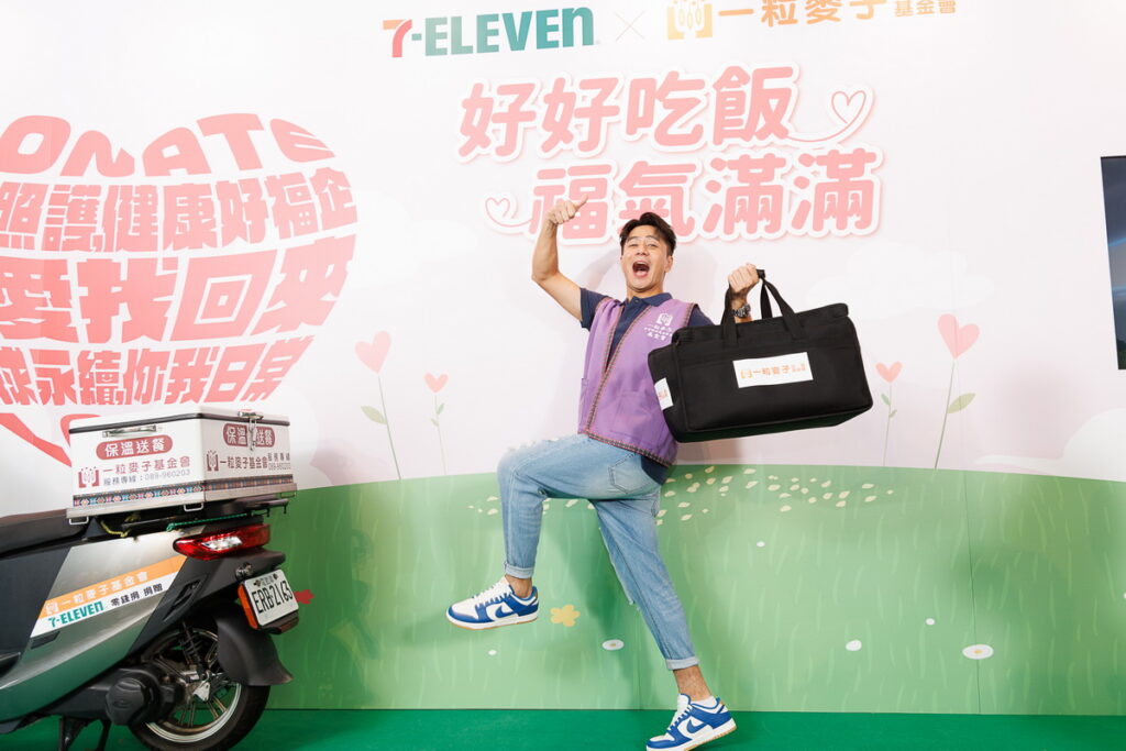 藝人郭彥均出席一粒麥子X 7-ELEVEN零錢捐公益募款記者會,擔任一日送餐員親自送餐給長輩。