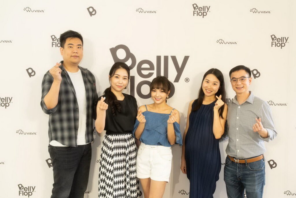 創辦人伉儷與徐凱希合影。