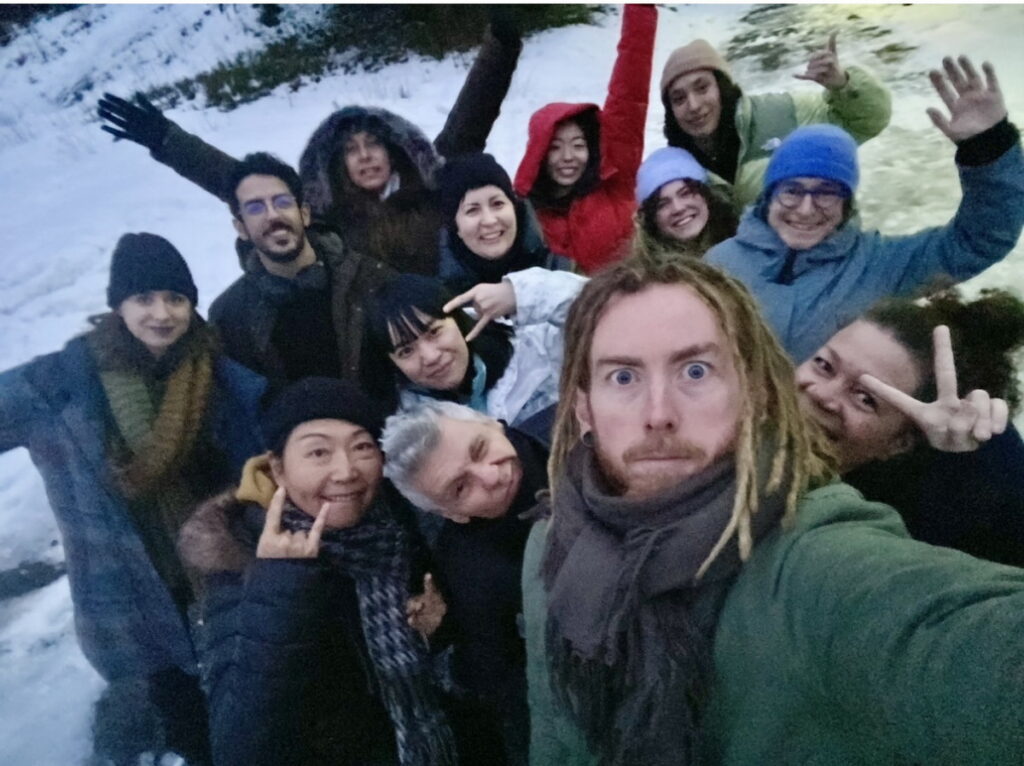 王新蓮芬蘭駐村時和世界各地藝術家交流成為好友。(王新蓮 提供)