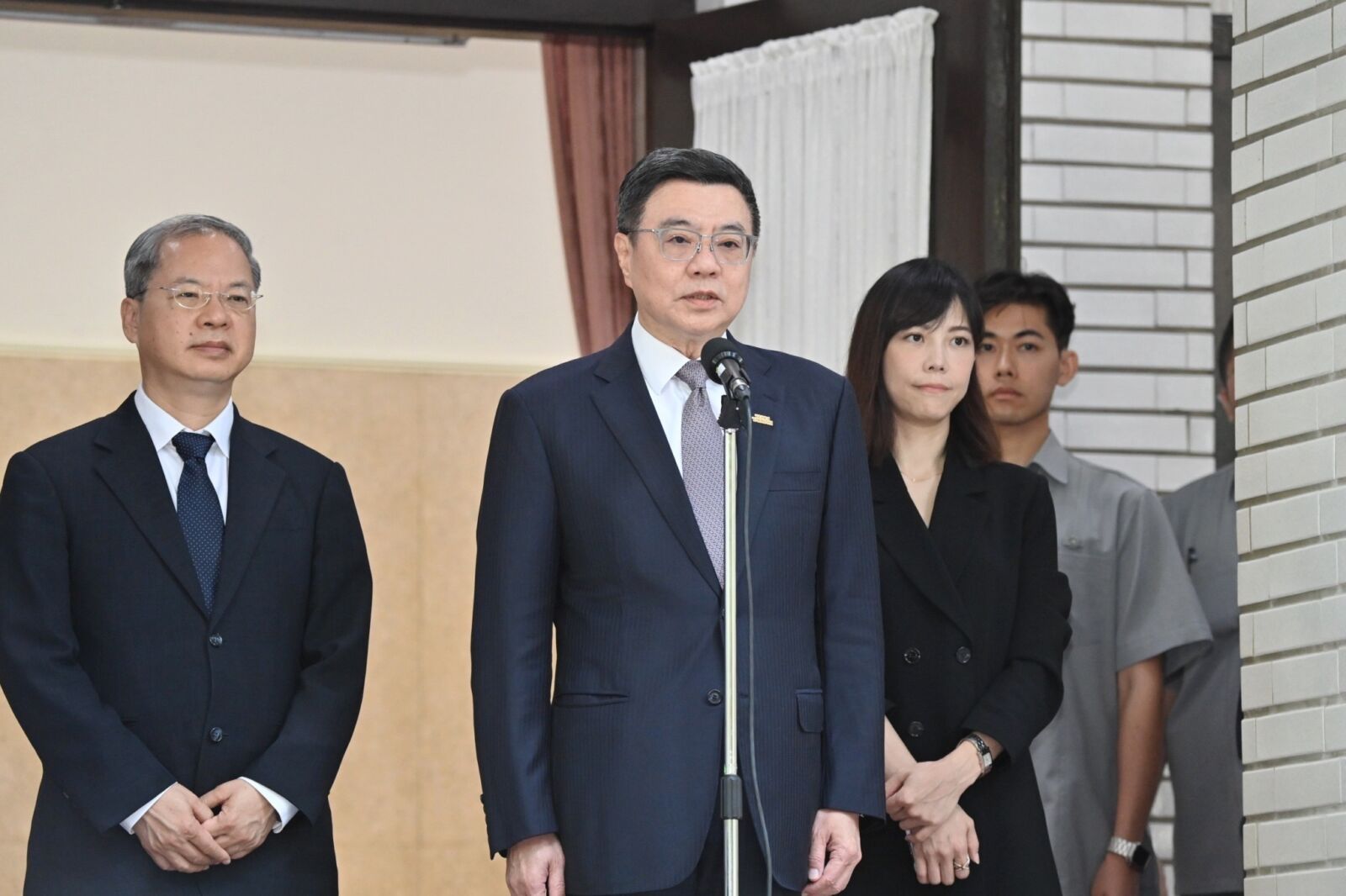 國安會議遭指擺拍 卓榮泰稱「用心處理危機」:不知有人拍照 222 國安會議遭指擺拍 卓榮泰稱「用心處理危機」:不知有人拍照 221