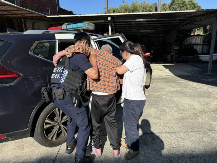 轎車開到一半突冒白煙 大園警及時伸援化解驚魂 19 414400 0