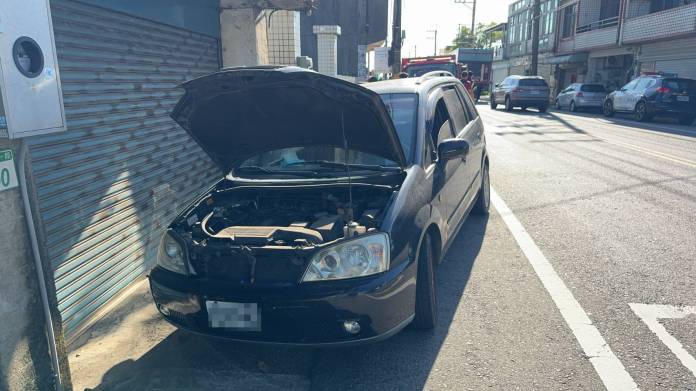 轎車開到一半突冒白煙 大園警及時伸援化解驚魂 20 414397 0