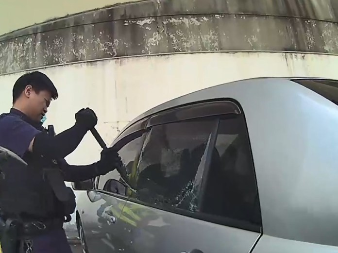 轎車自動上鎖1歲兒困車內 中壢警消緊急破窗救援 19 S 10149899 0