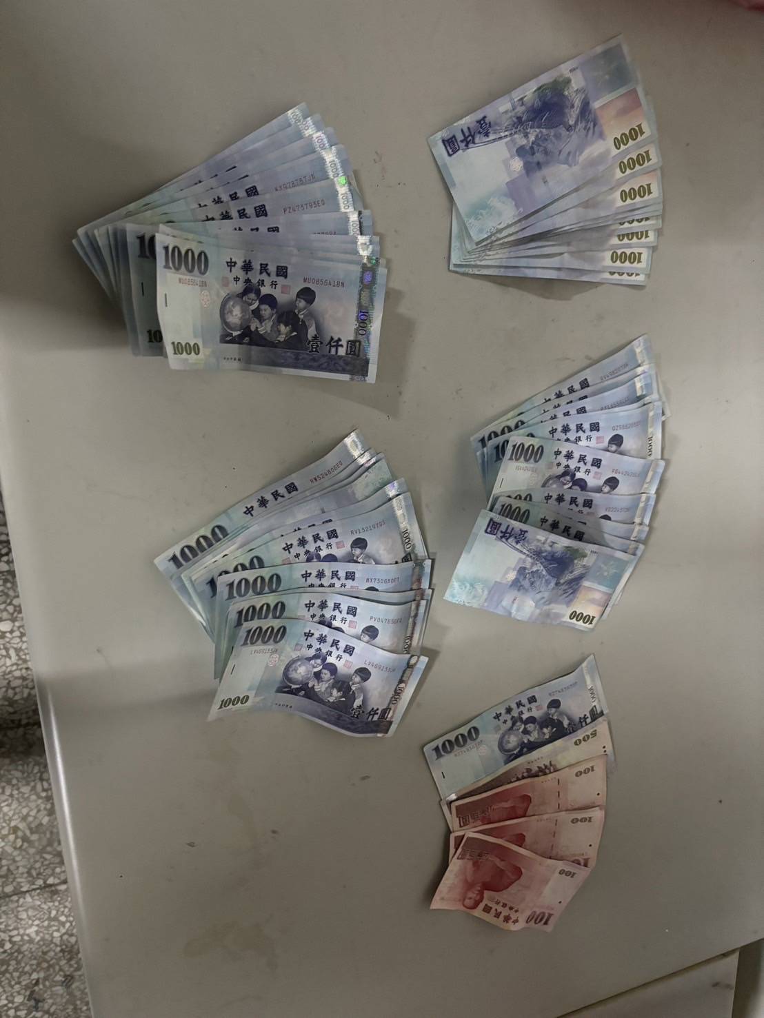 古姓女子所購空氣槍盒砸向店員,隨即搶走員工手中正清點的現金新台幣5萬1,000元,並迅速逃逸。(記者 黃荷琇翻攝)