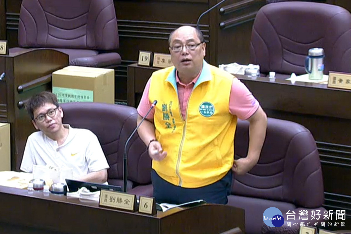桃園市議員劉勝全於議事堂進行質詢。<br /><br />