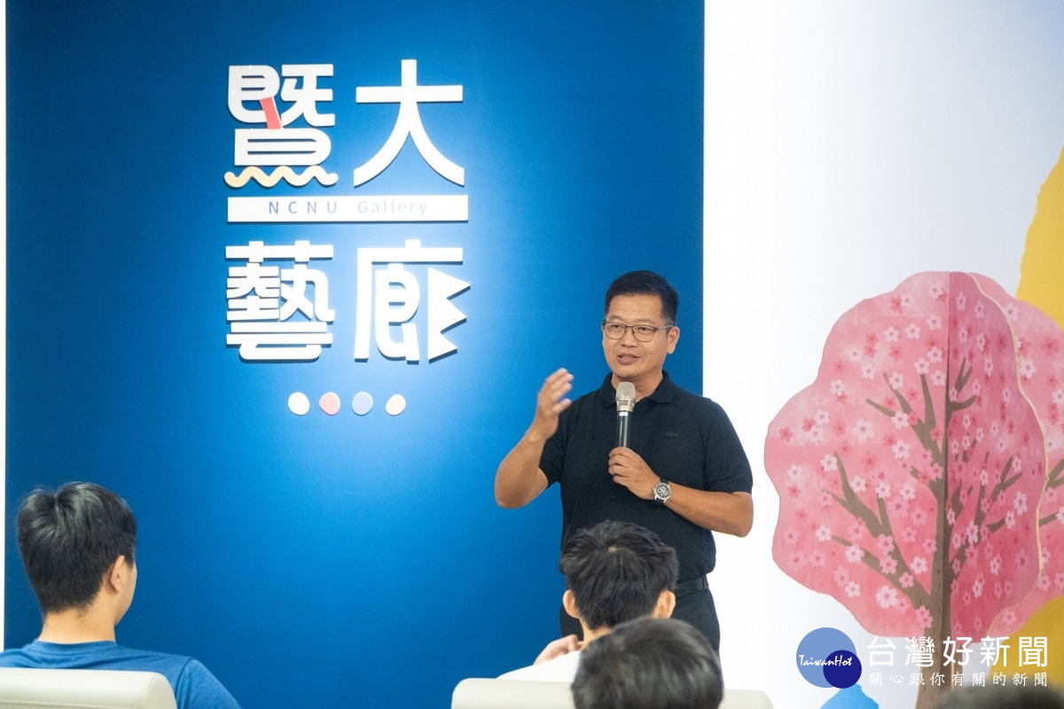 暨大圖書館館長葉明亮策劃動漫正品在暨大展出。(圖/暨大提供)