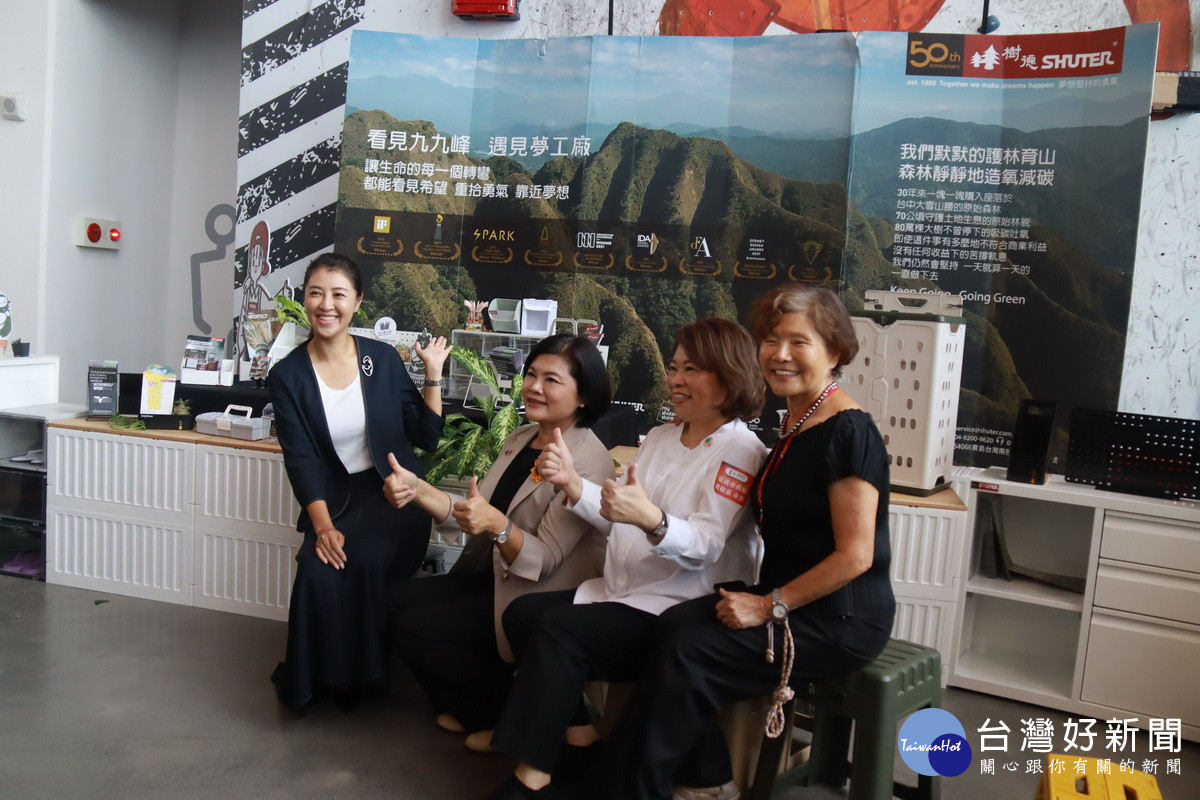 許縣長特別推薦樹德半山夢工廠產品優質,品味南投的展品也都值得推廣。(記者扶小萍攝)