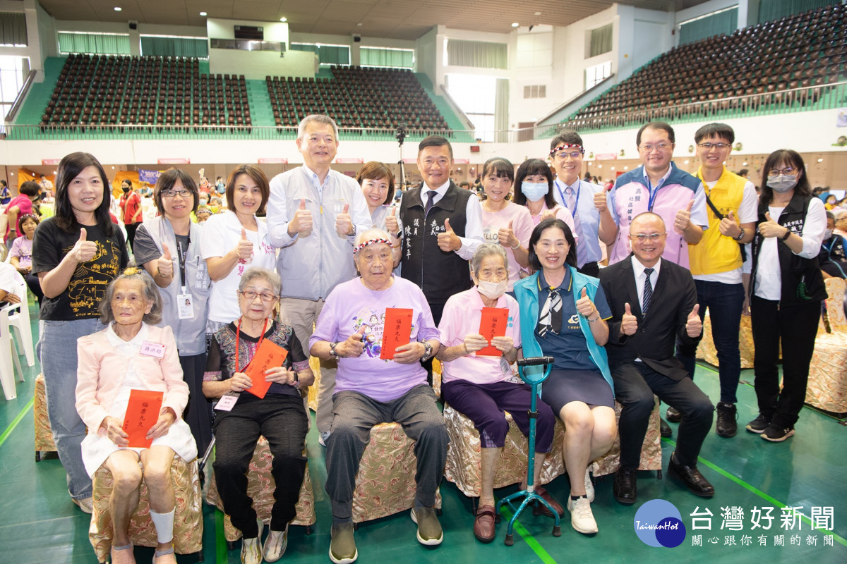 現場多位高齡95歲以上長輩出席,副市長林瑞彥致贈「呷百二」紅包,為長輩增福添壽/嘉義市府提供