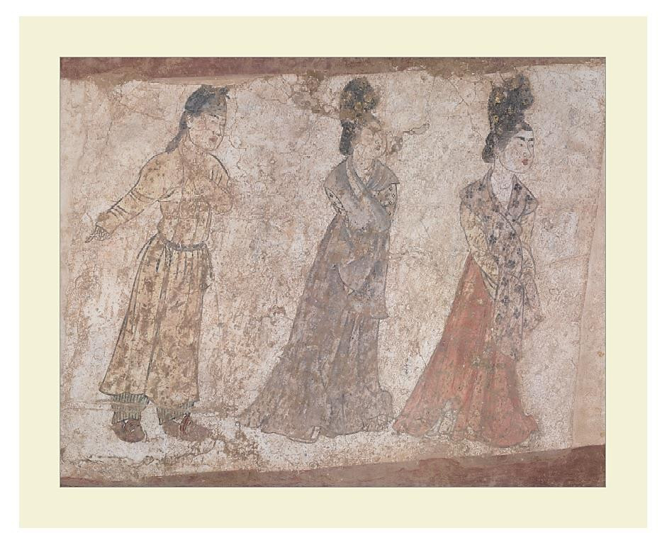 〈侍女圖〉(圖/社團法人中華翰維文化推廣協會提供)<br /><br /> 圖中三位侍女。從右往左,第一人梳高髻,上著鵝黃窄袖衫,淺絳底墨點花帔帛,下繫大紅長裙,裙裾微飄,神態從容矜持。第二人圓臉微仰,抱臂於胸前,身材略胖,衣色較第一位沉鬱。第三人袍服裝束,戴黑色幞頭,嘴角微含笑意。<br /><br />