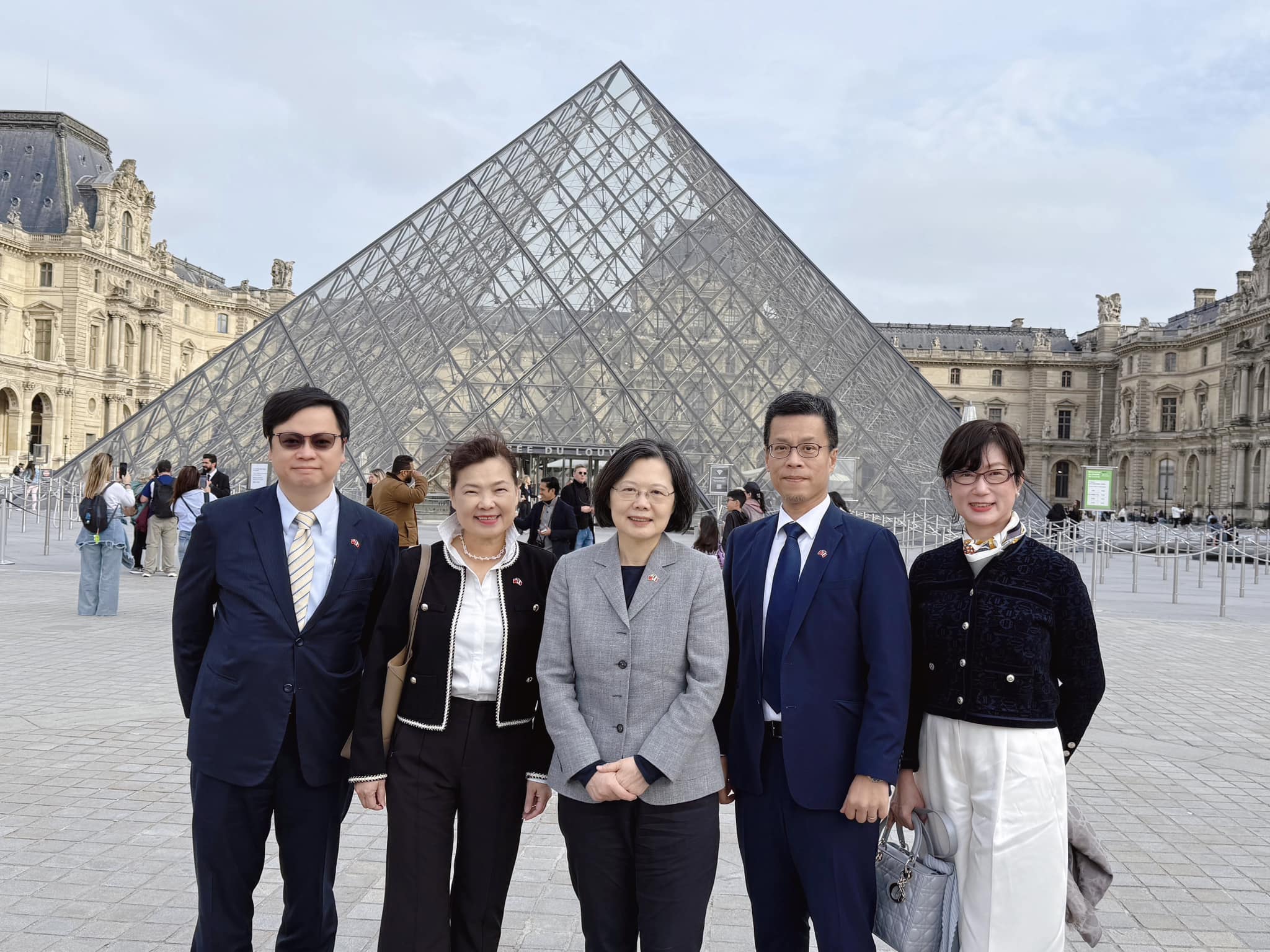 蔡英文抵達法國巴黎,在巴黎羅浮宮前合照,盼傳達台灣對自由、民主、人權的信念。翻攝蔡英文臉書