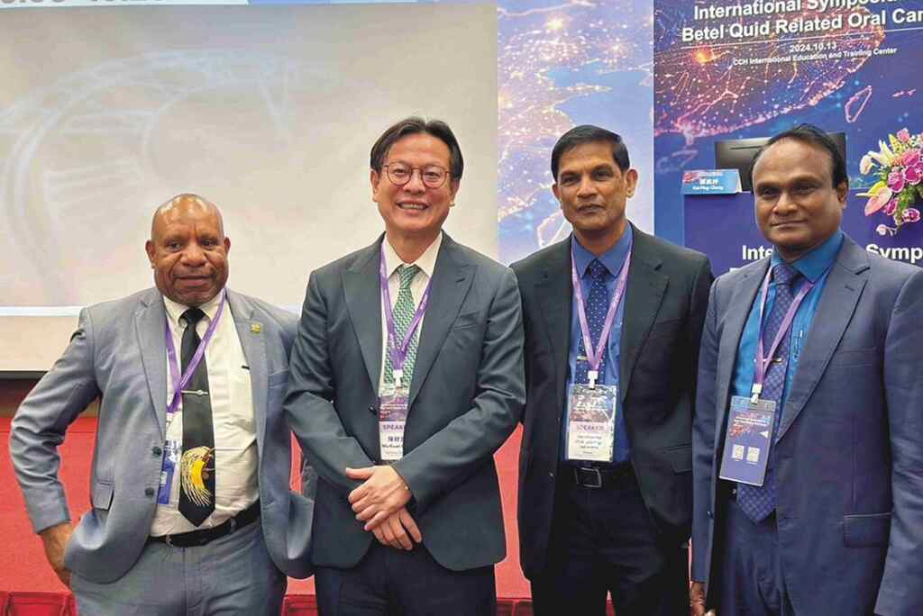 ▲巴紐Charles Paki Molumi 院長、陳穆寬總院長、馬來西亞WM Tilakaratne 教授、斯里蘭卡 Hemantha Kumara Amarasinghe教授合影。(彰基醫院提供)