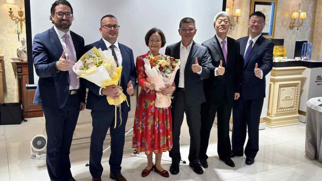 ▲摩瑟水晶再度載譽來台,今天在台中大遠百8樓北棟國裕專櫃舉辦「永恆傳說」巡迴展記者會,歡迎收藏家及藝術愛好者一同見證這個榮獲國際榮譽的頂級品牌,將為收藏家和藝術愛好者帶來無限驚喜。(記者林明佑攝)