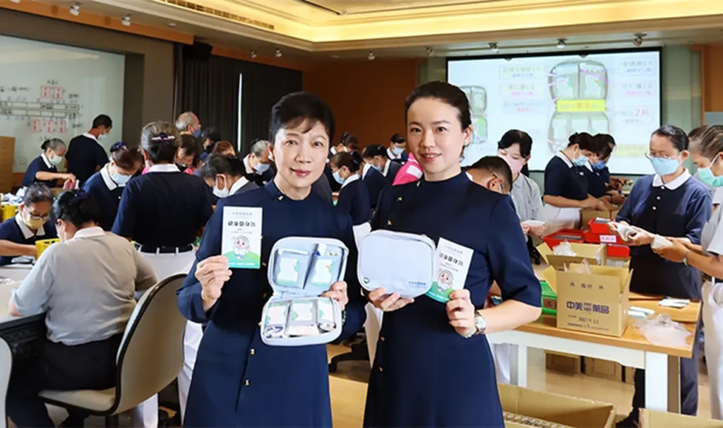 圖1中美醫藥集團李阿利總裁及林宜琳品牌總監共同參與包裝健康隨身包