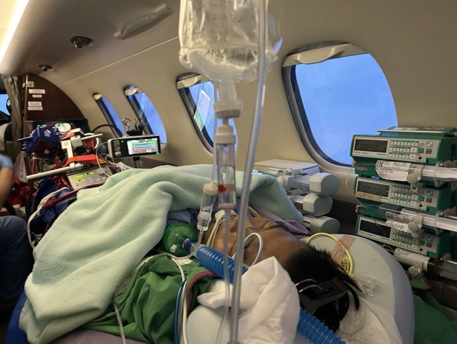 台灣首例!「兩大續命設備」上飛機 心臟壞死台商1.5小時奔台救命 226 台灣首例!「兩大續命設備」上飛機 心臟壞死台商1.5小時奔台救命 225