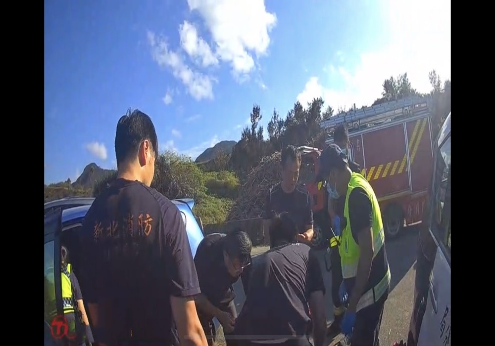 女疑為愛吞藥輕生 金山、三峽警即刻救援 222 248241016a04