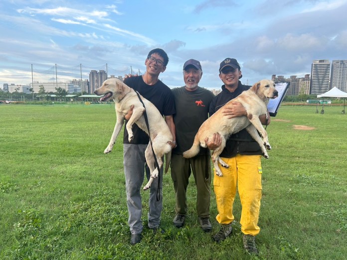 【有片】桃園消防搜救犬再添新戰力 3「萌犬」全數通過獲IRO認證 27 S 2179080 0