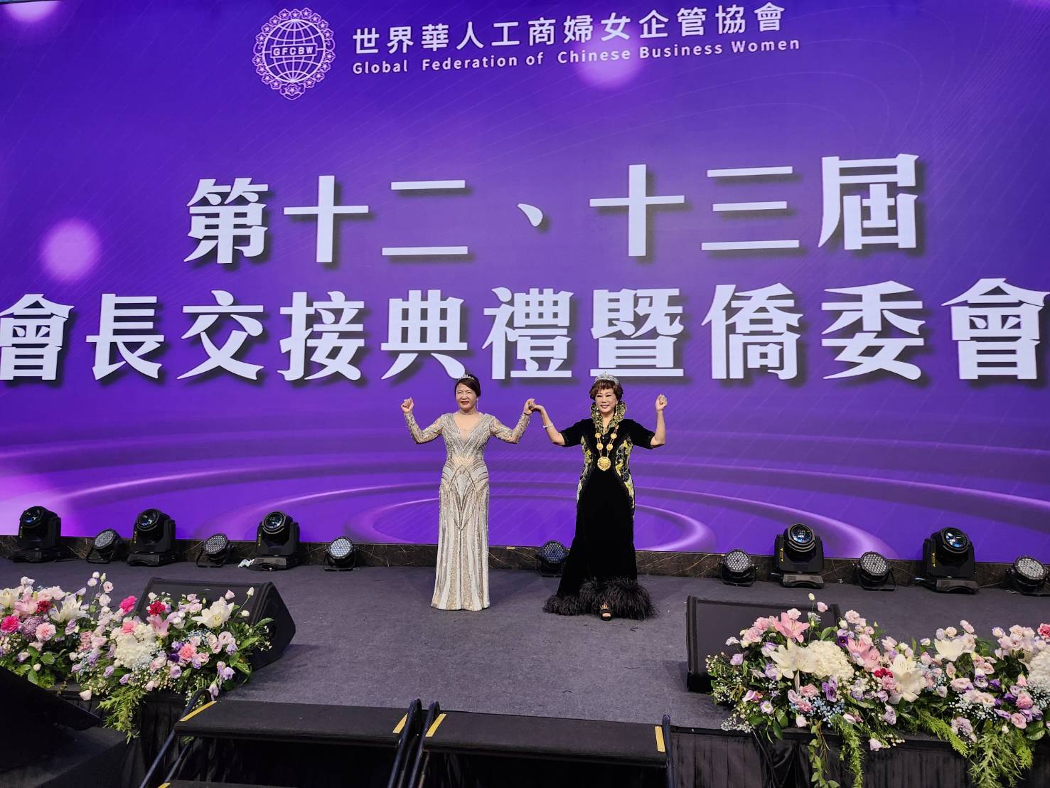 莊住維總會長(左)交接新任總會長林淑敏(右)。(實習記者 胡力文攝 )