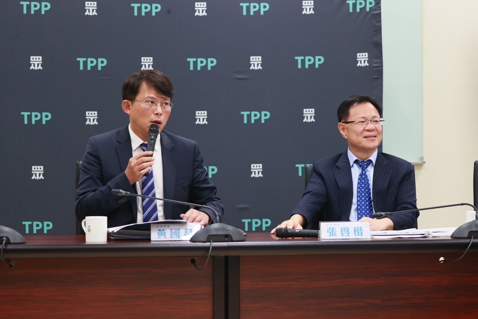 民眾黨立委黃國昌、張啓楷聯手召開記者會,痛批台南地檢署抓小放大、鋸箭起訴。(圖/民眾黨立法院黨團)
