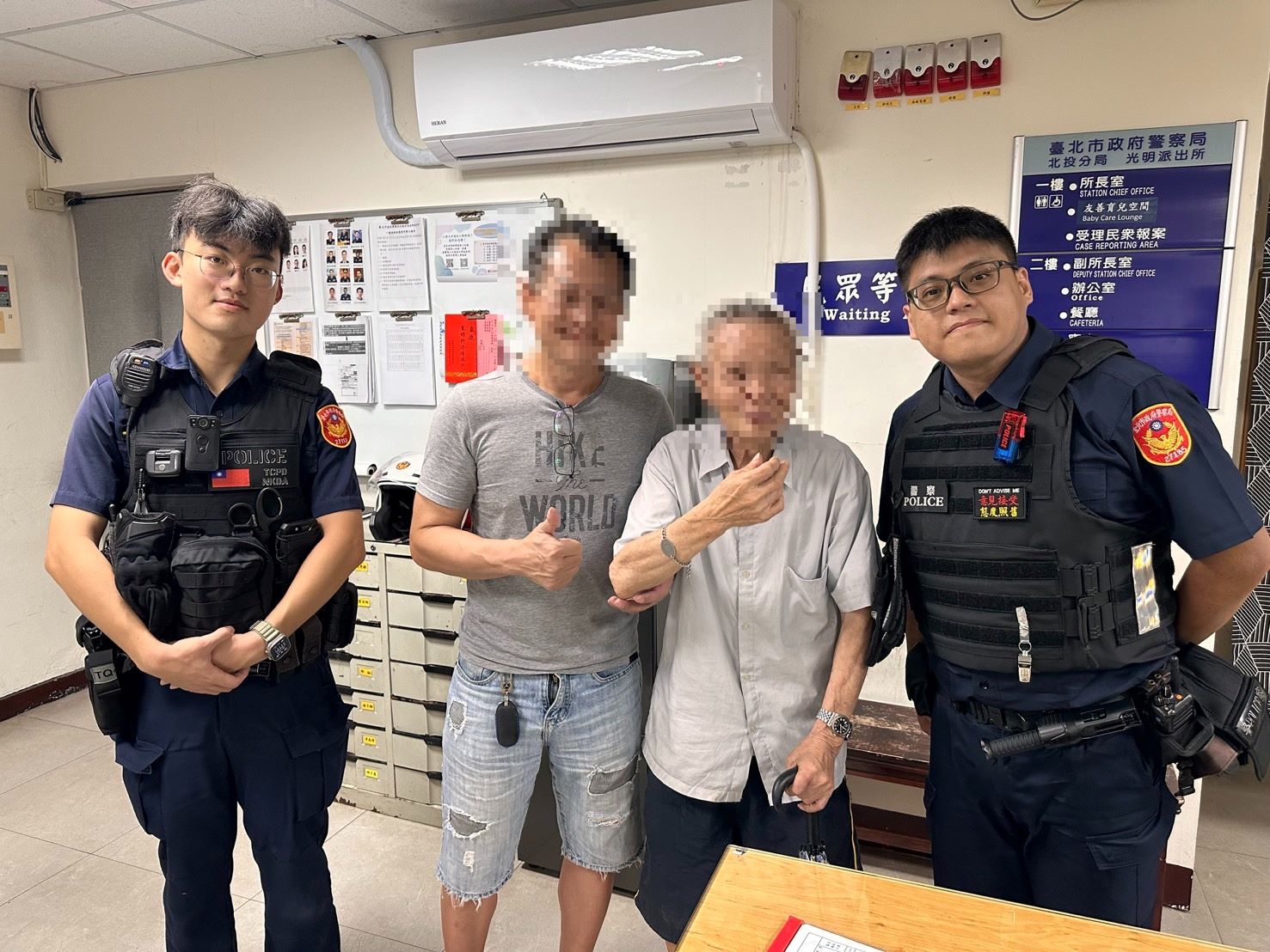 新北市一名老翁由家人陪同至北投就醫回診不慎迷途,所幸北投分局光明派出所警員林子翔、蔡晉源迅速查明身分,協助老翁與家人團聚。(記者薛秀蓮翻攝)