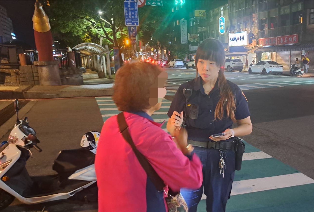 警方助失智婦人尋家屬。(記者薛秀蓮翻攝)