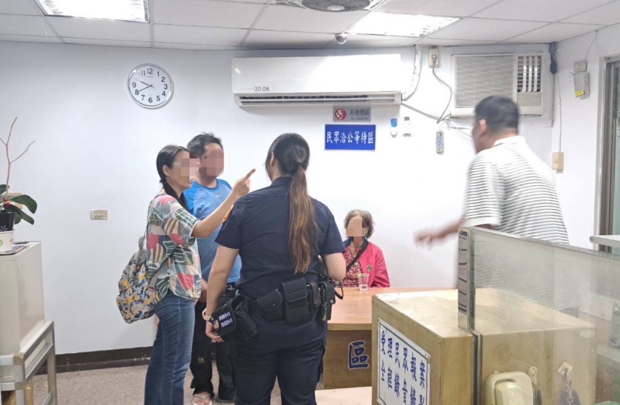 警方助失智婦人尋家屬。(記者薛秀蓮翻攝)
