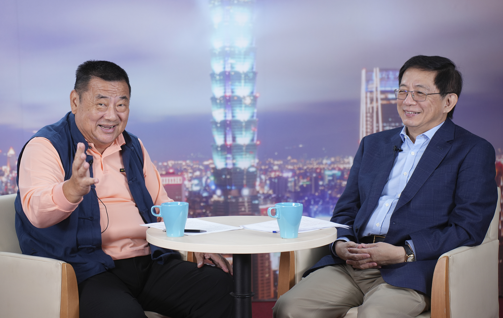 前台大校長管中閔(右)應邀參加張競(左)主持的「競哥談兵室」節目錄影,指出大陸經濟情勢嚴峻。圖/梅花新聞網