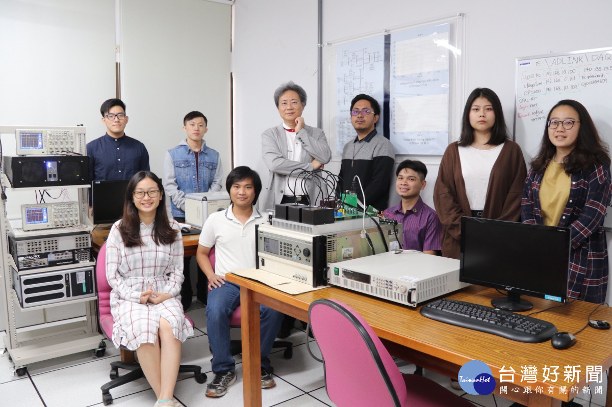 中原大學電機系講座教授洪穎怡(後排左3)榮獲「有庠科技發明獎」,在學術研究、領導創新各方面表現卓越。