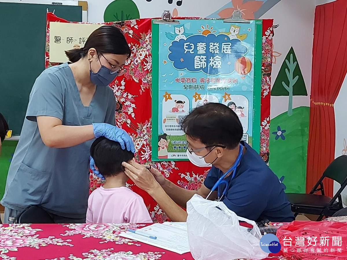 健檢診所入幼兒園為幼童進行耳鏡檢查