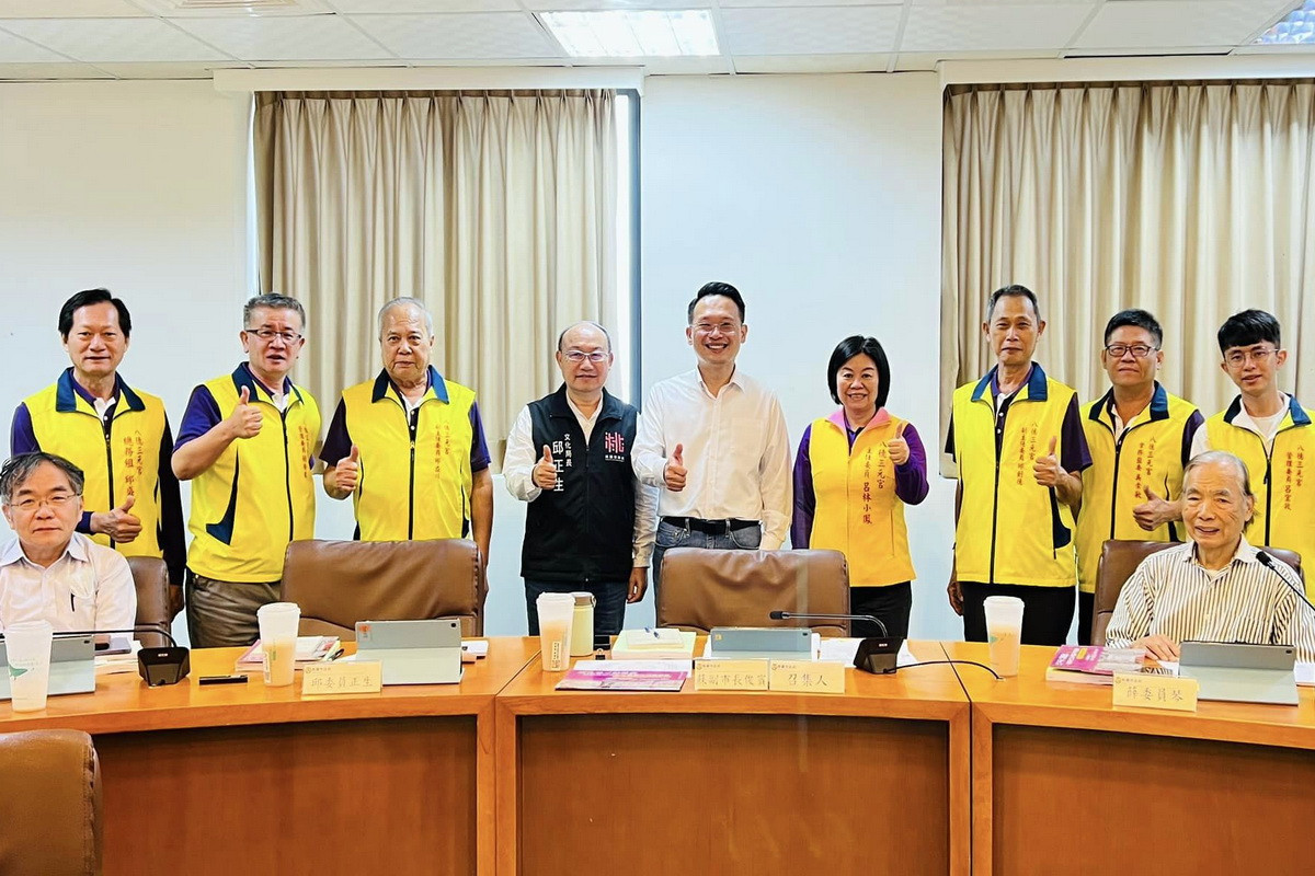 八德三元宮全票通過審查,桃園市副市長蘇俊賓與三元宮主委市議員呂林小鳳及委員們合影。<br /><br />