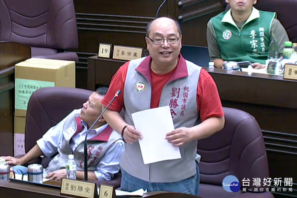 針對電動車火警問題,桃園市議員劉勝於議事堂進行質詢。<br /><br />