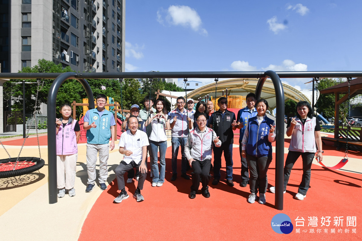 桃園市長張善政出席「經國兒童遊戲場暨幸福路電纜地下化完工視察」大合照。