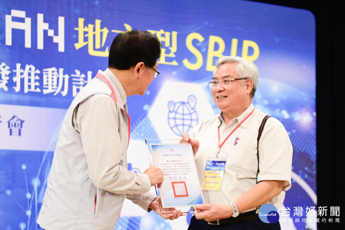 張市長致贈鼓勵狀予榮獲補助之企業。<br /><br />
