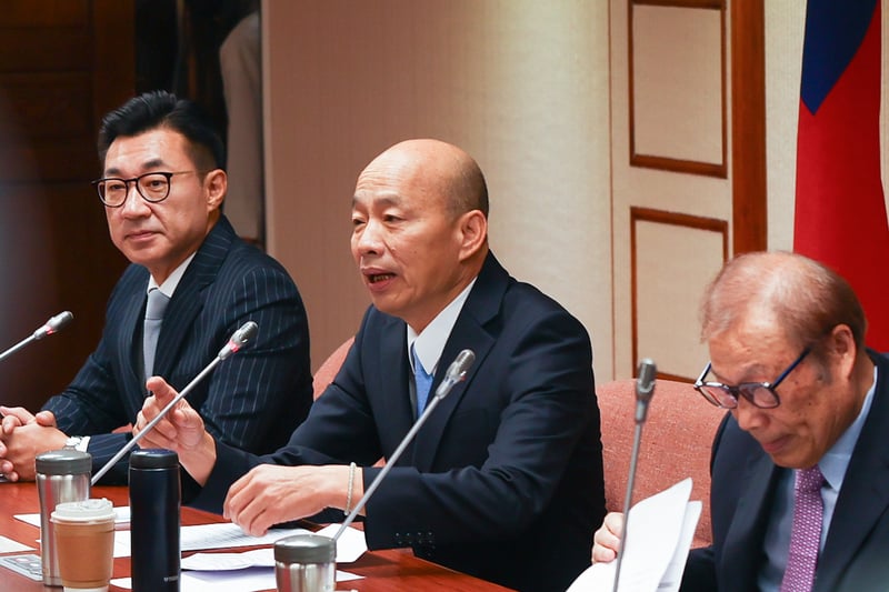 立法院長韓國瑜(中)17日在立法院召集黨團協商,研商有關114年度中央政府總預算等案。左為副院長江啟臣。中央社