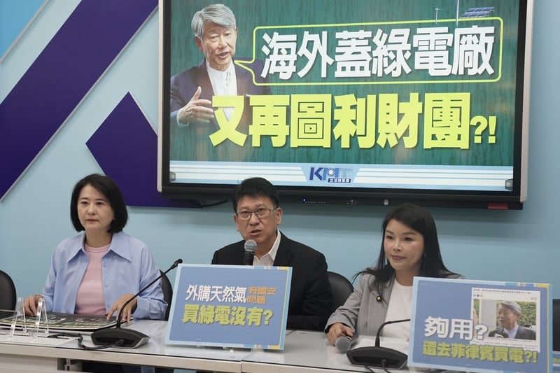 國民黨立法院黨團書記長林思銘(中)17日在立法院舉行記者會,質疑經濟部長郭智輝的能源政策是在圖利財團。中央社