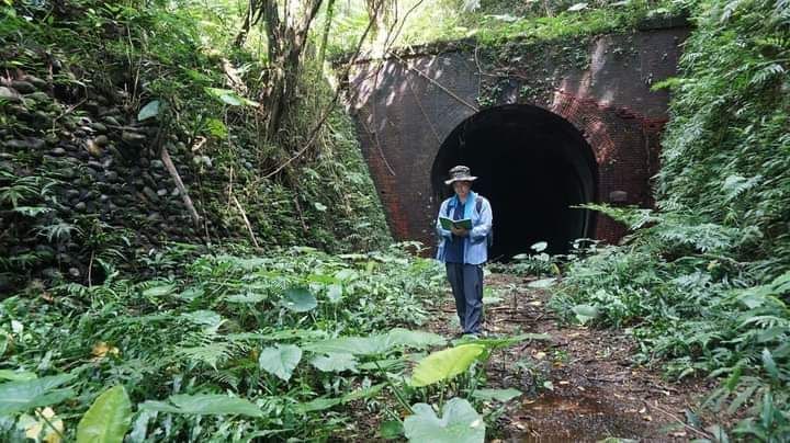 為了尋找已經廢棄的鐵道遺跡，前往四腳亭站附近山間調查。照片由周鼎國老師提供。